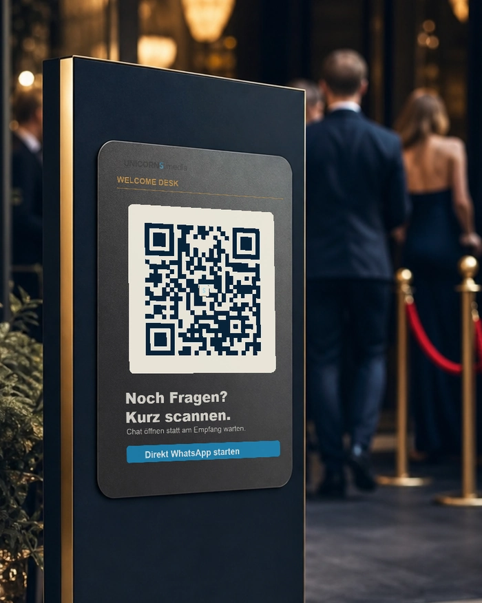 QR-Code auf einem Event-Aufsteller vor einem Eingang