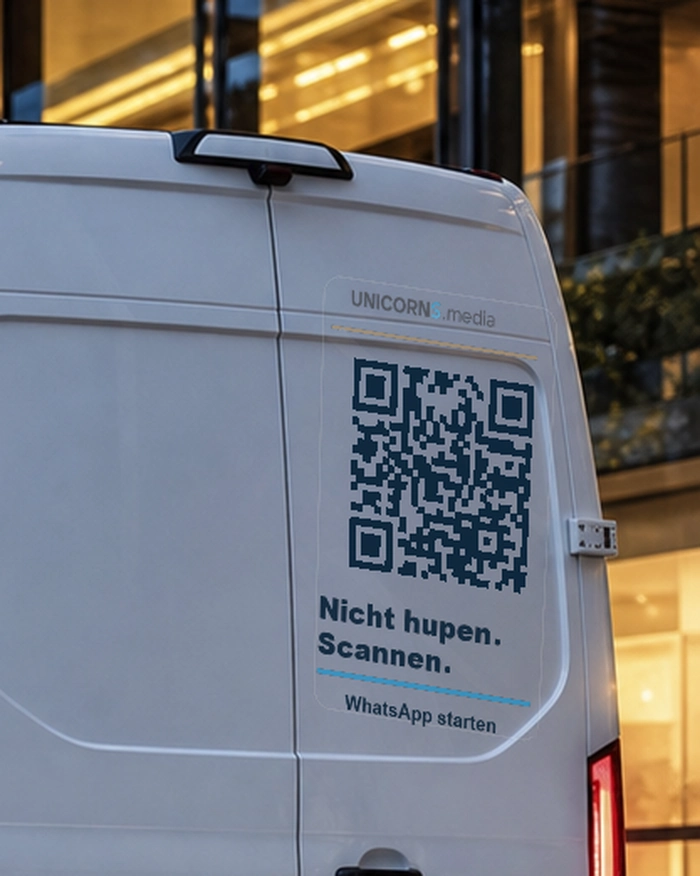 QR-Code-Aufkleber auf einem Firmenwagen