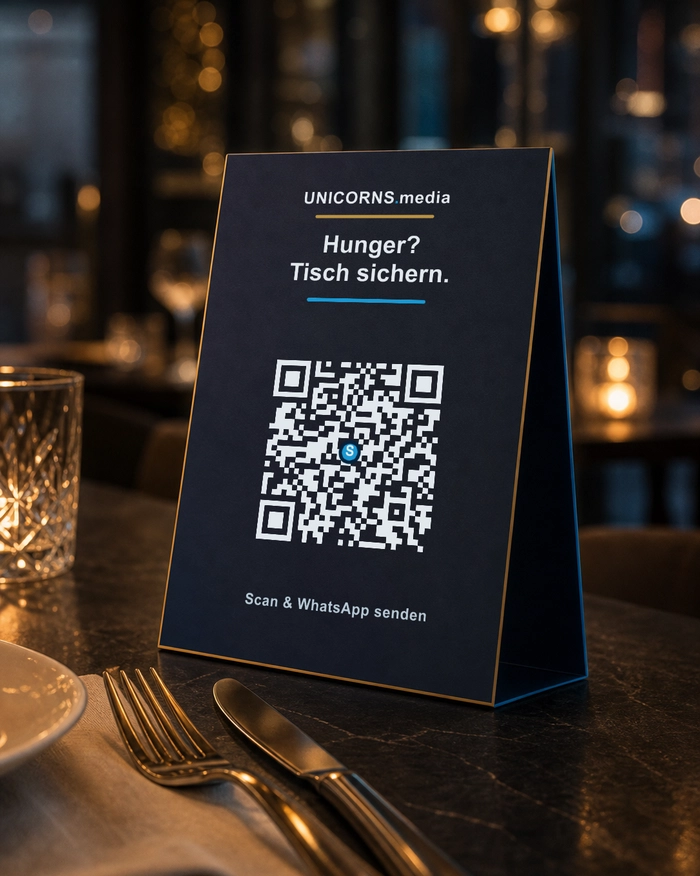 QR-Code-Aufsteller auf einem Cafétisch