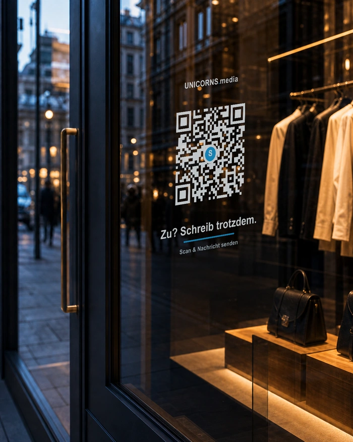 QR-Code-Aufkleber an einem Schaufenster