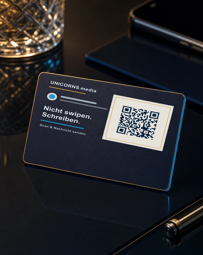 Smartphone mit QR-Code in einer Social-Media-Ansicht
